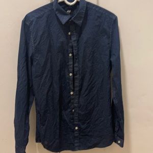Men’s  (Large ). H & M button down